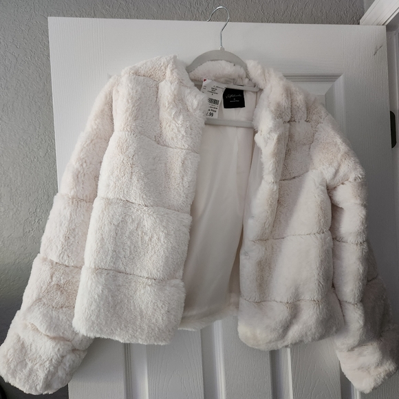 White fluffy coat - Picture 1 of 4